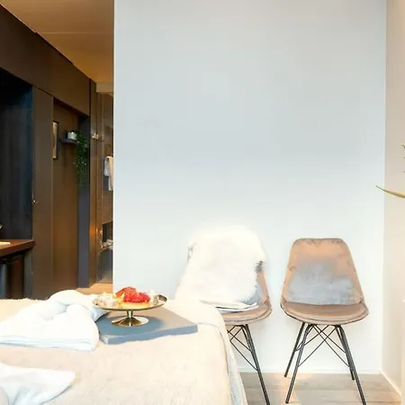 Ideal Terraced Retreat In Ghent's Center アパート